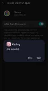 Layar ponsel menampilkan selesainya pemasangan APK kucing.
