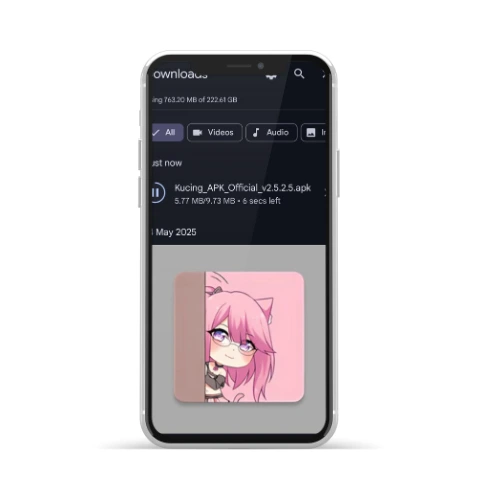 APK Kucing: Unduh v2.5.4.5 Versi Terbaru 2025 12 Sebuah iPhone menunjukkan proses pengunduhan APK Kucing Pro dengan gambar seekor kucing betina dengan latar belakang merah muda.