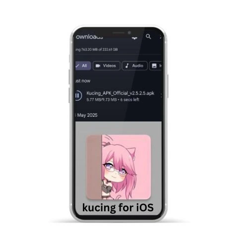 Unduh APK Kucing Untuk iOS/iPhone 2025 Versi Baru 4 Sebuah iPhone yang menunjukkan proses pengunduhan APK Kucing untuk iOS dengan gambar seekor kucing betina berwarna merah muda.